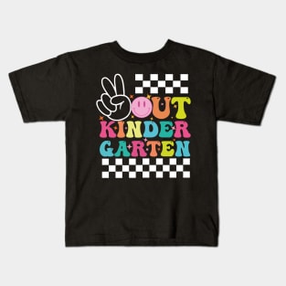 Peace Out Kindergarten, Last Day of School, End of School, Retro Wavy Text, Dots Doodle Kids T-Shirt